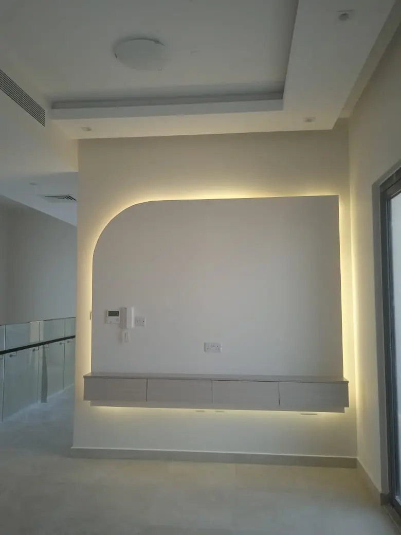 دهان غرفة معيشة حديثة في أبوظبي بألوان هادئة