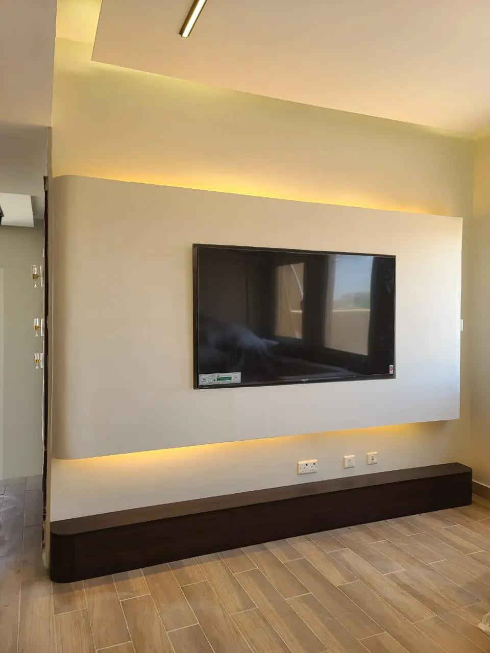 سقف جبس بورد مع إضاءة مخفية في صالة بأبوظبي