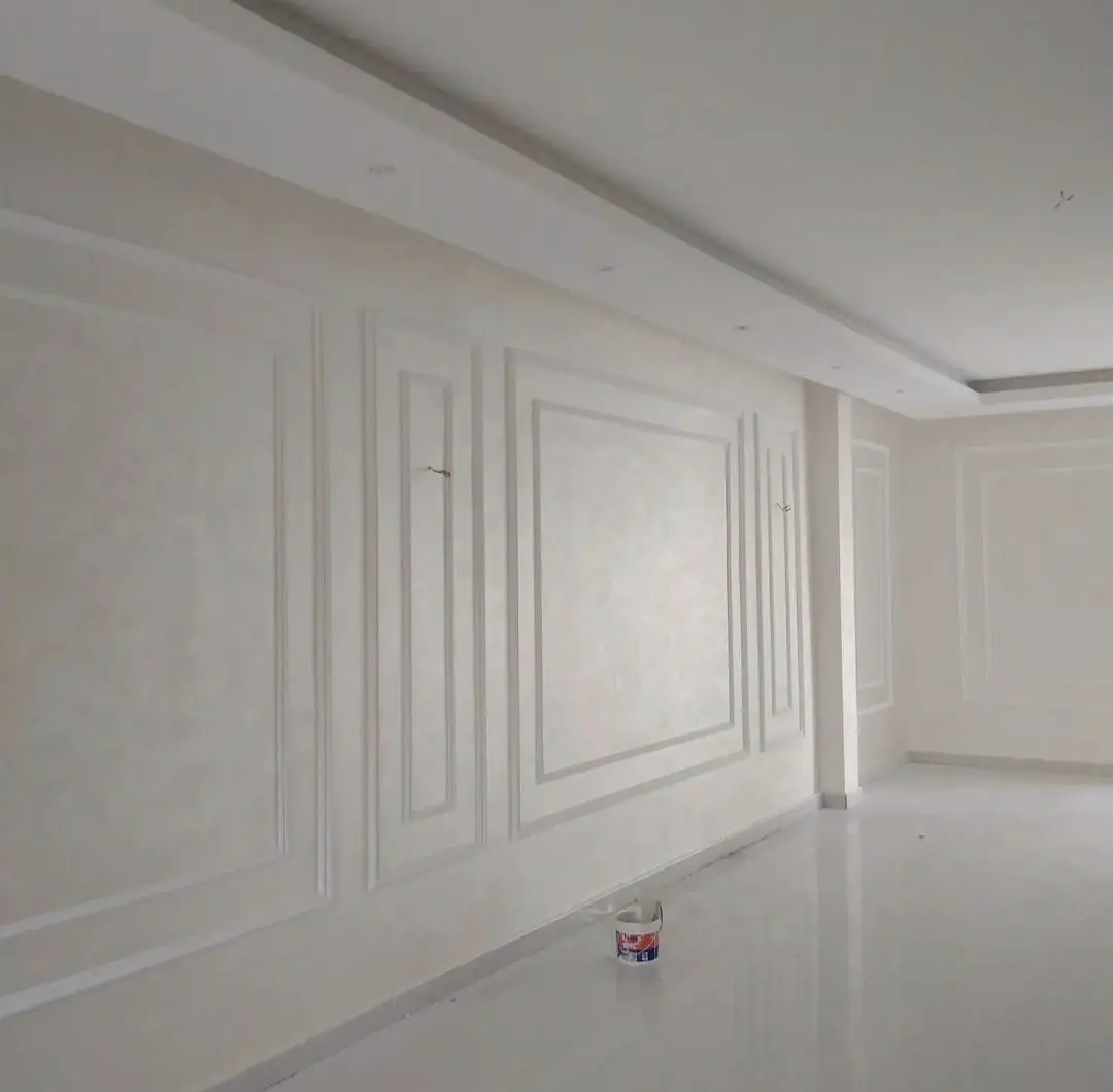 ورق جدران في غرفة جلوس بأبوظبي