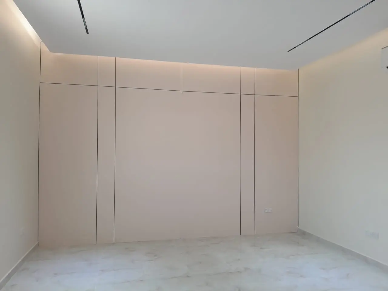 نفس الصالة بعد تجديد الأصباغ والديكور